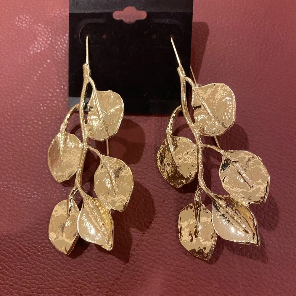 Elegant Gold Leaf Earrings - Picture 3 of 3